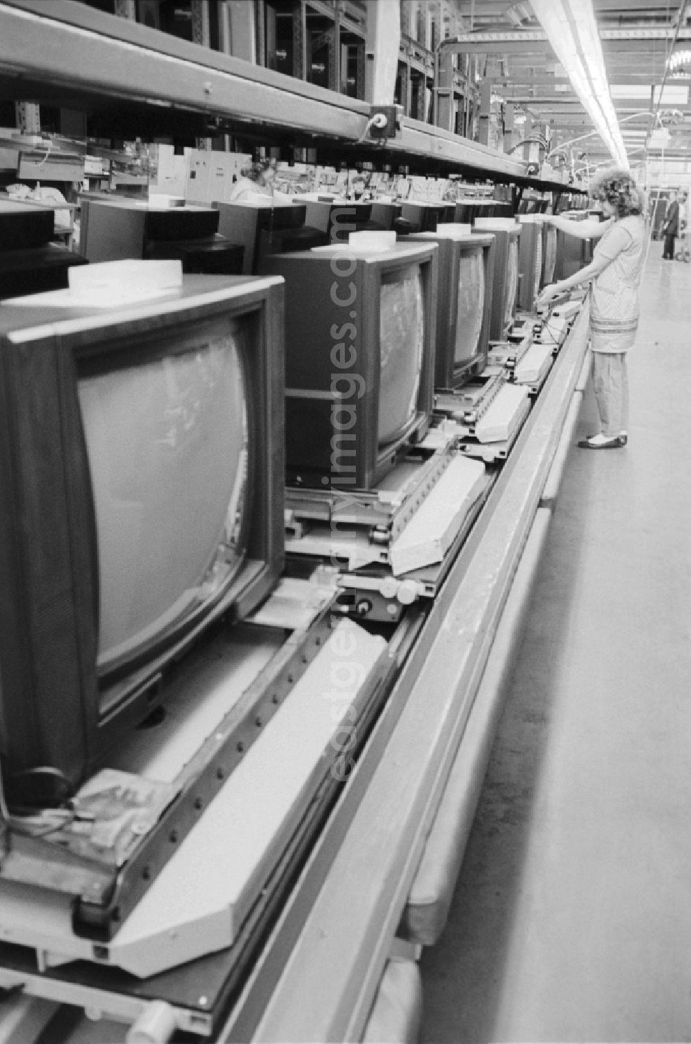 Staßfurt: Technical installations and production equipment on the conveyor belt of RFT - television equipment production in Stassfurt in the federal state of Saxony-Anhalt on the territory of the former GDR, German Democratic Republic