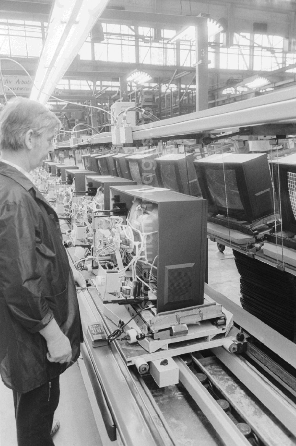 GDR image archive: Staßfurt - Technical installations and production equipment on the conveyor belt of RFT - television equipment production in Stassfurt in the federal state of Saxony-Anhalt on the territory of the former GDR, German Democratic Republic