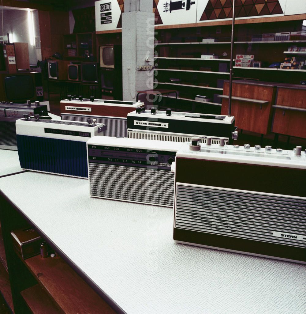 GDR photo archive: Potsdam - RFT-Produkte im Centrum-Warenhaus. Stern-Radios / Radio stehen zur Präsentation zusammen.