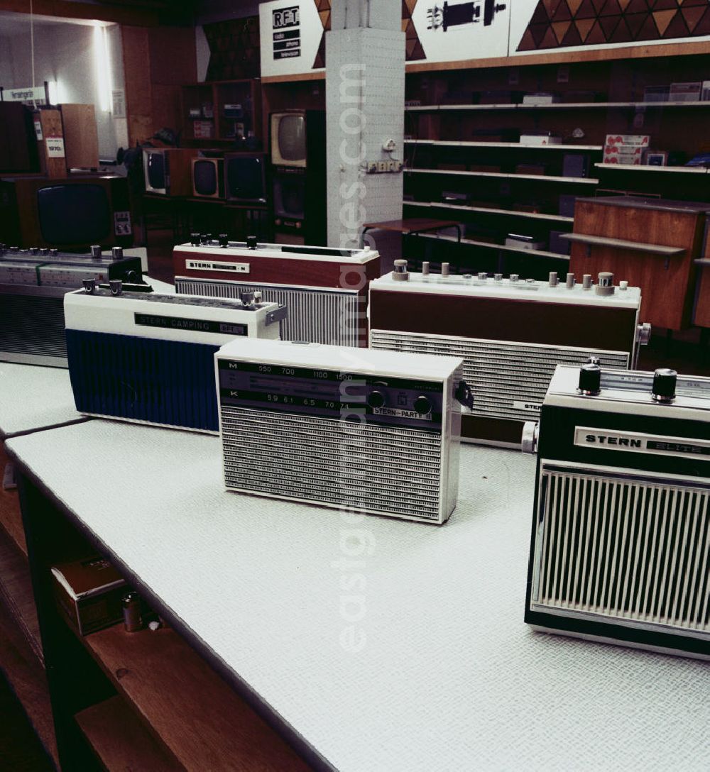 GDR picture archive: Potsdam - RFT-Produkte im Centrum-Warenhaus. Stern-Radios / Radio stehen zur Präsentation zusammen.