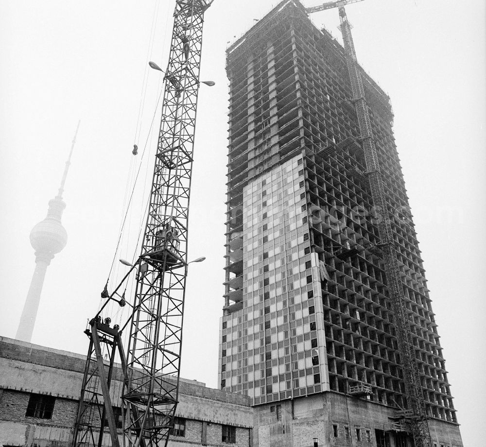 GDR image archive: Berlin - Raising the topping-out wreath for the topping-out ceremony of the construction site Interhotel Stadt Berlin (later also FORUM HOTEL and today Park Inn by Radisson) at Alexanderplatz in the Mitte district of Berlin East Berlin on the territory of the former GDR, German Democratic Republic