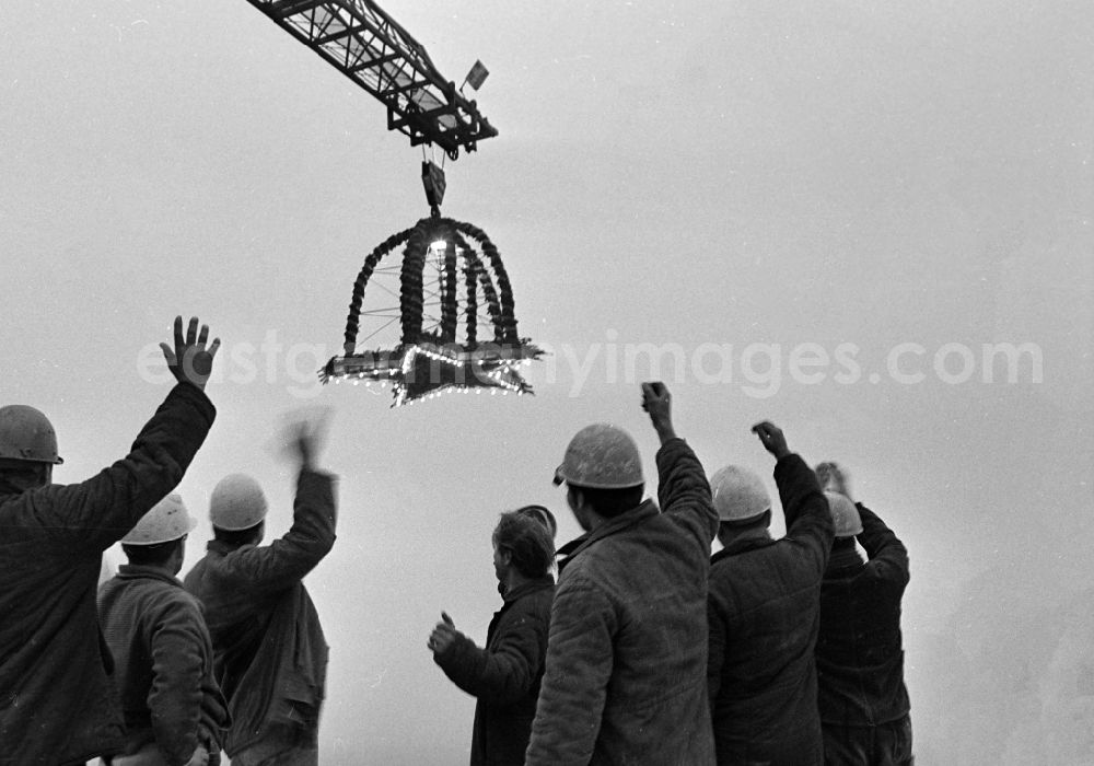 GDR picture archive: Berlin - Raising the topping-out wreath for the topping-out ceremony of the construction site Interhotel Stadt Berlin (later also FORUM HOTEL and today Park Inn by Radisson) at Alexanderplatz in the Mitte district of Berlin East Berlin on the territory of the former GDR, German Democratic Republic