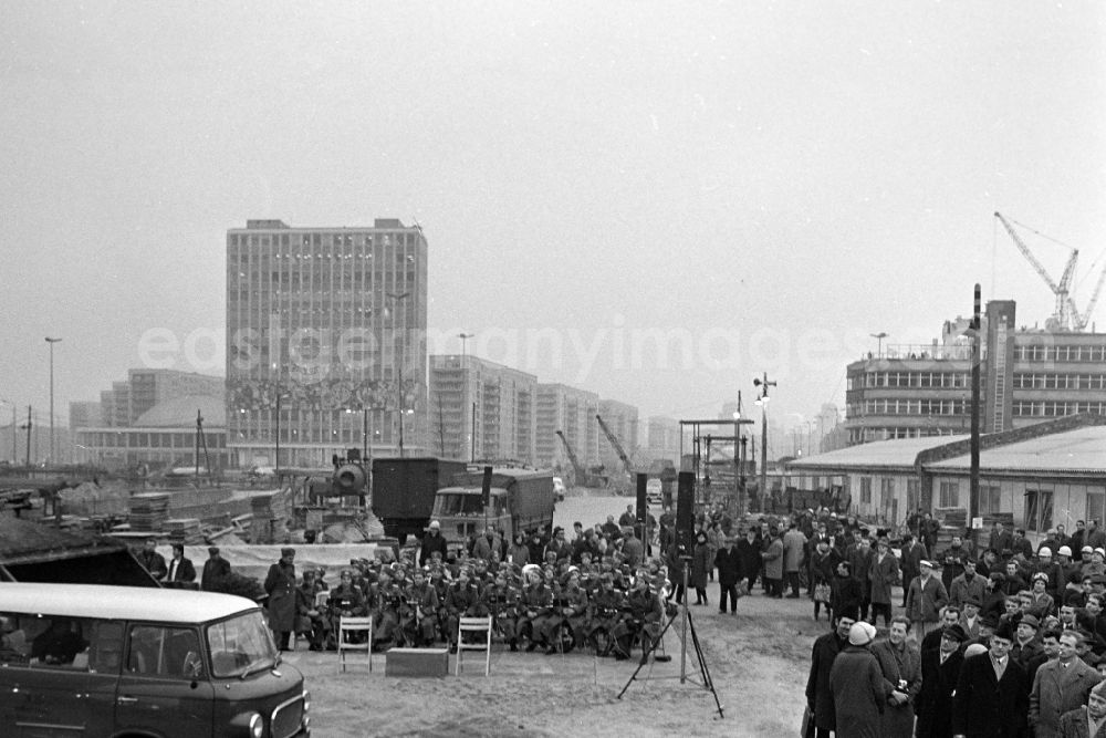 GDR photo archive: Berlin - Raising the topping-out wreath for the topping-out ceremony of the construction site Interhotel Stadt Berlin (later also FORUM HOTEL and today Park Inn by Radisson) at Alexanderplatz in the Mitte district of Berlin East Berlin on the territory of the former GDR, German Democratic Republic