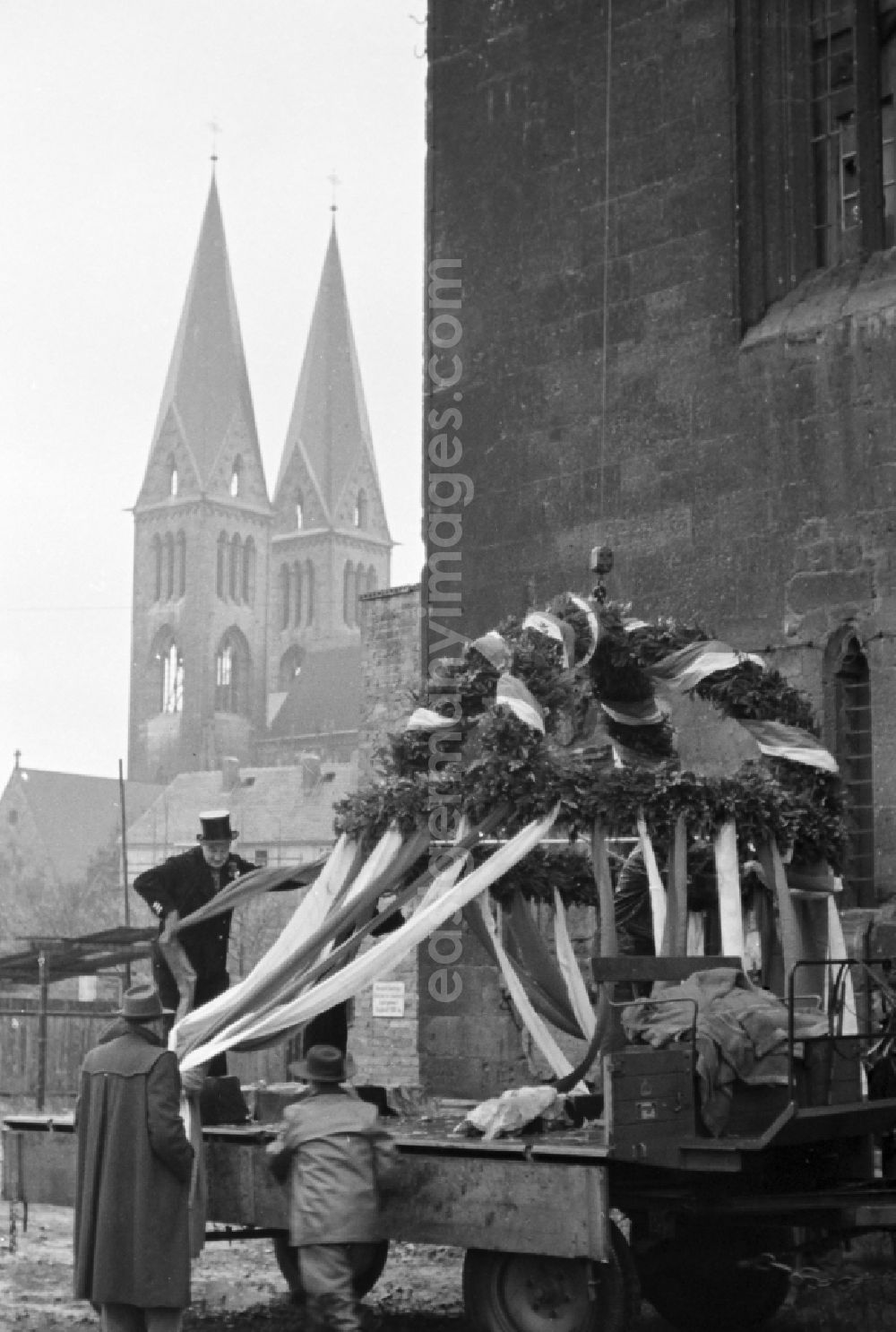GDR image archive: Halberstadt - Pulling up the topping-out for the topping-out ceremony of the construction site at the tower of the church of St. Martini on Martiniplan in Halberstadt in the state Saxony-Anhalt on the territory of the former GDR, German Democratic Republic