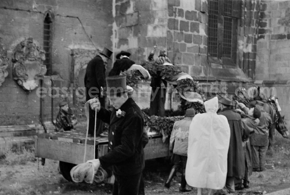 GDR picture archive: Halberstadt - Pulling up the topping-out for the topping-out ceremony of the construction site at the tower of the church of St. Martini on Martiniplan in Halberstadt in the state Saxony-Anhalt on the territory of the former GDR, German Democratic Republic