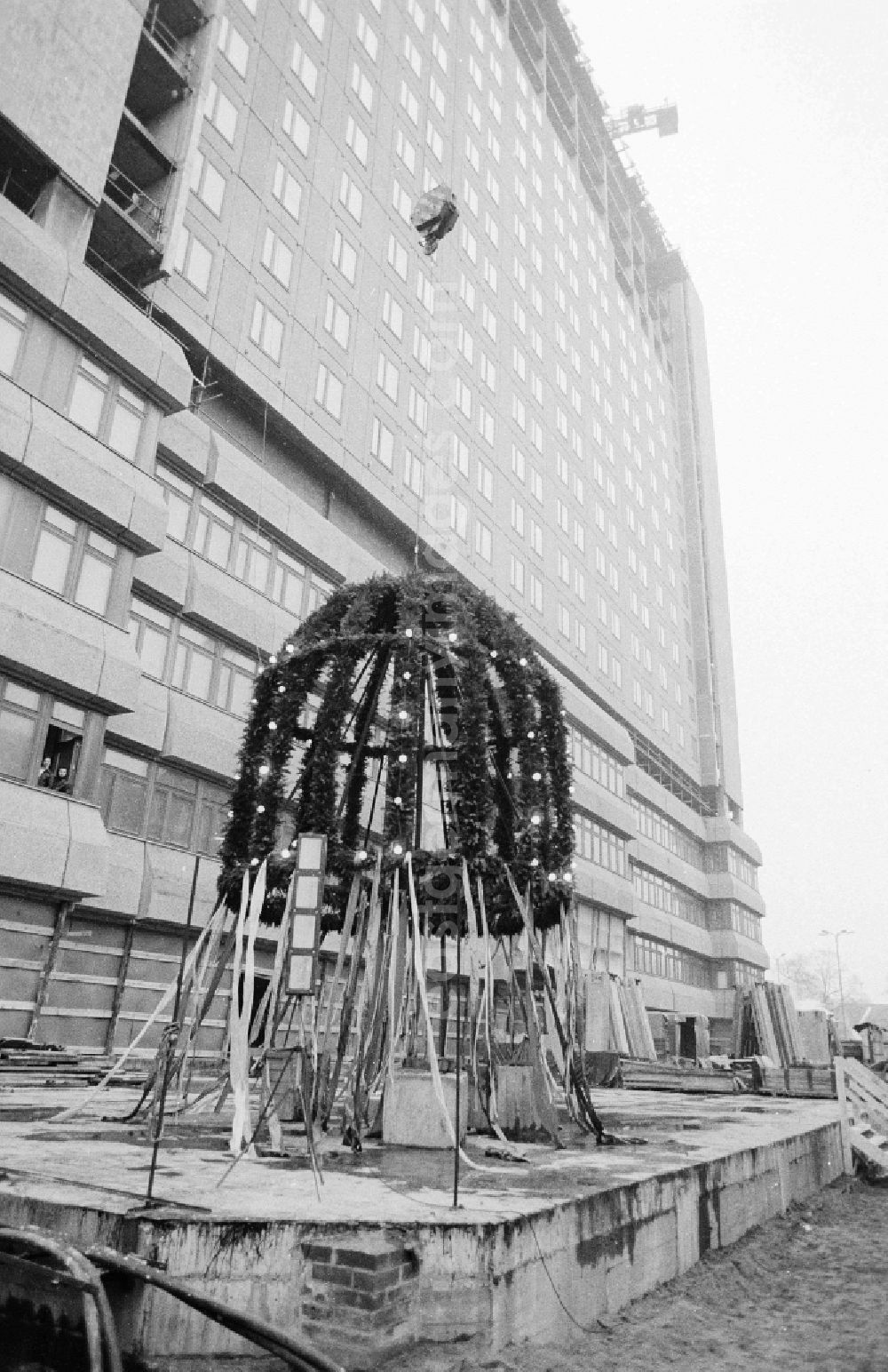 GDR image archive: Berlin - Topping-out ceremony to the new building of the bed high rise in the Charite in Berlin middle in Berlin, the former capital of the GDR, German democratic republic