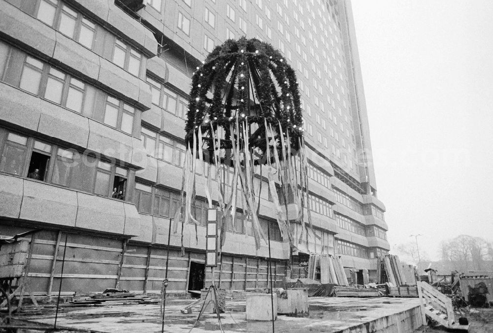 GDR photo archive: Berlin - Topping-out ceremony to the new building of the bed high rise in the Charite in Berlin middle in Berlin, the former capital of the GDR, German democratic republic