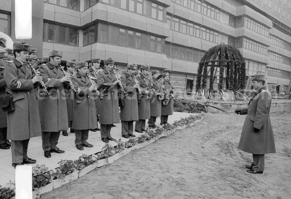 GDR image archive: Berlin - Topping-out ceremony to the new building of the bed high rise in the Charite in Berlin middle in Berlin, the former capital of the GDR, German democratic republic