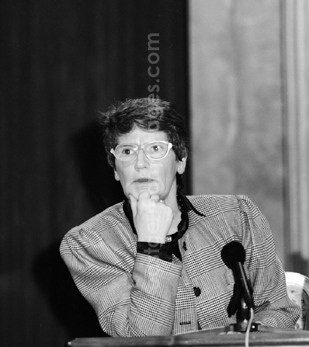 GDR image archive: Berlin - Rita Suessmuth during her presentation Germany s tasks in Europe - The idea of a European Germany at the event Thinking about Germany in the Apollo hall of the Berlin State Opera