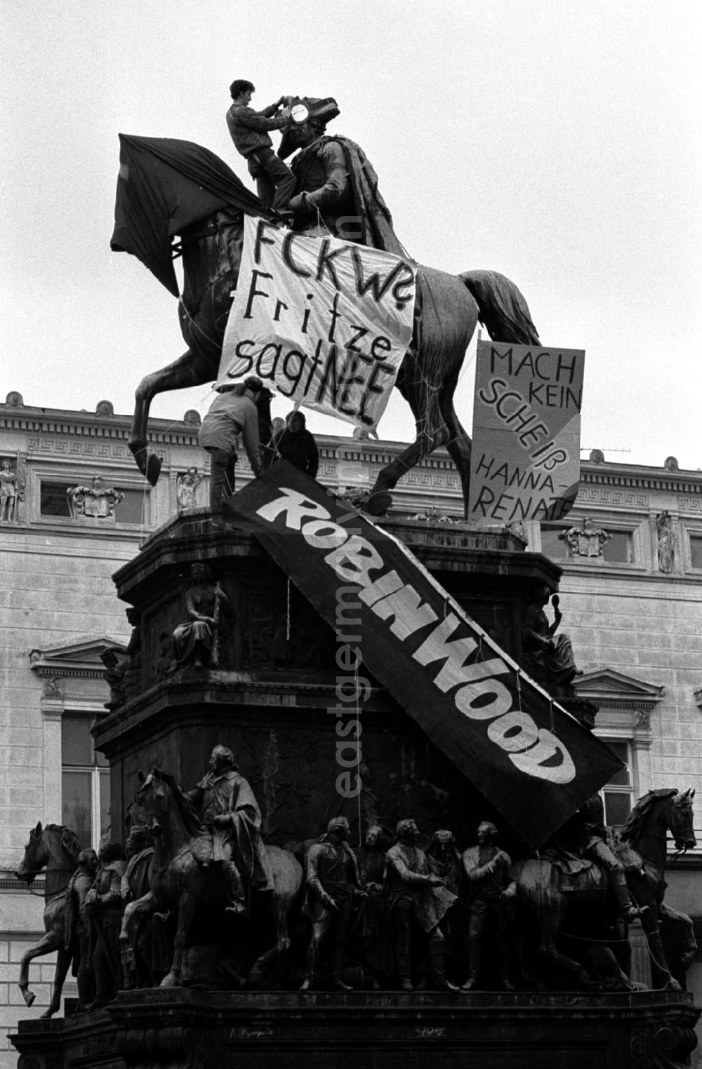 GDR photo archive: Berlin-Mitte - Robin Wood verhüllt Friedrich II. Denkmal 22.1