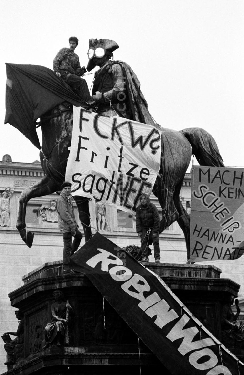 GDR picture archive: Berlin-Mitte - Robin Wood verhüllt Friedrich II. Denkmal 22.1
