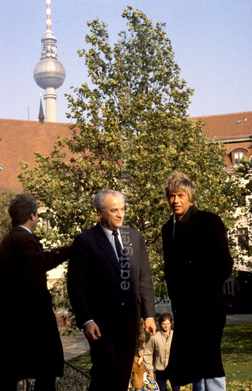 GDR image archive: Berlin - Singer Roland Kaiser in the Nikolai Quarter in Berlin-Mitte accompanied by Hermann Falk, Director of the Artists' Agency of the GDR