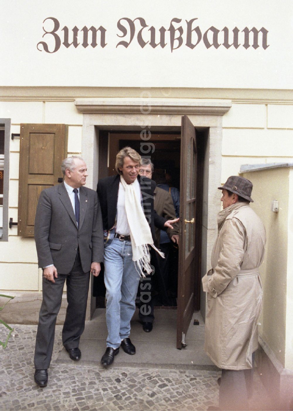 GDR photo archive: Berlin - Singer Roland Kaiser in the Nikolai Quarter in Berlin-Mitte accompanied by Hermann Falk, Director of the Artists' Agency of the GDR