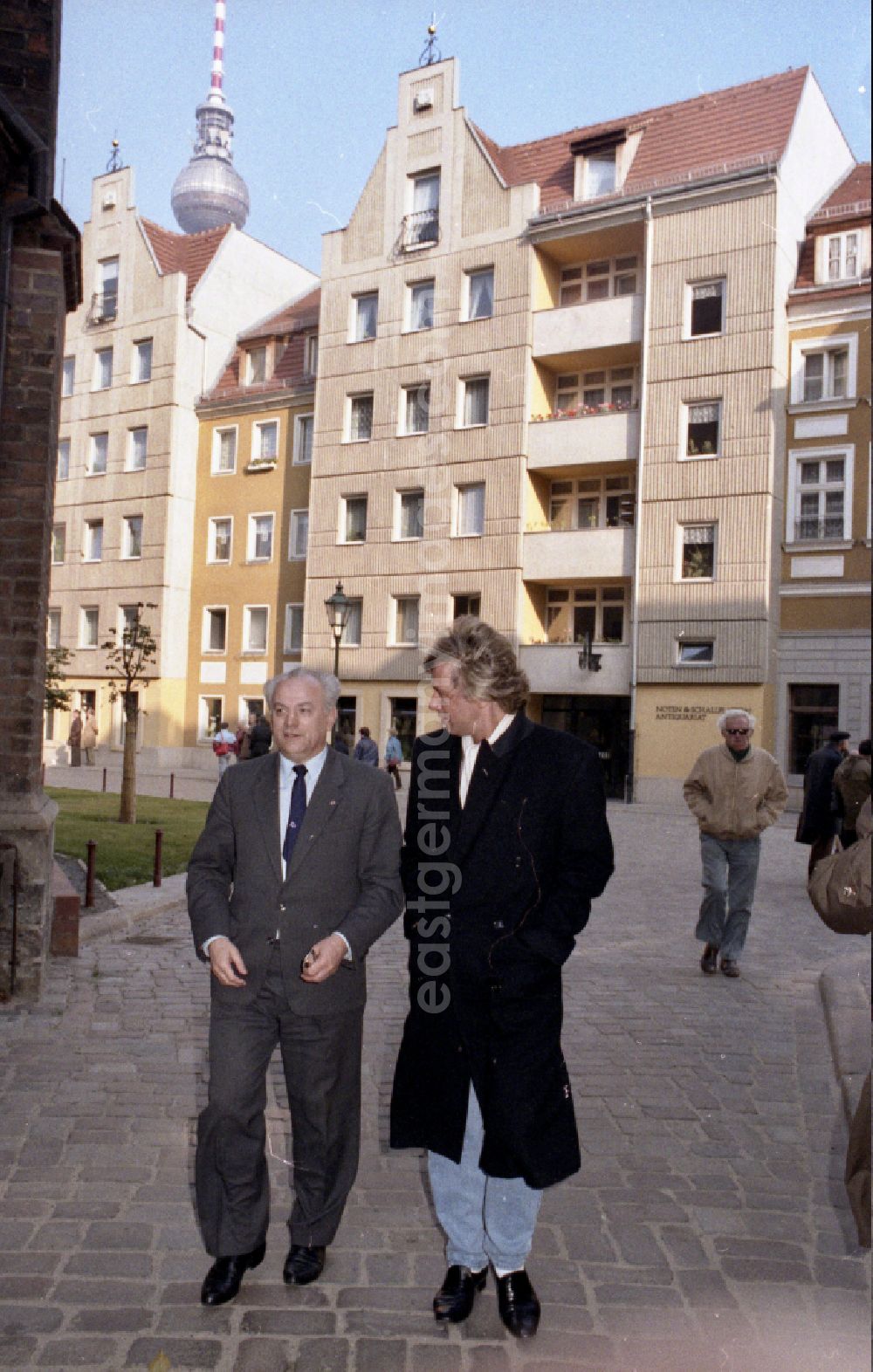 Berlin: Singer Roland Kaiser in the Nikolai Quarter in Berlin-Mitte accompanied by Hermann Falk, Director of the Artists' Agency of the GDR