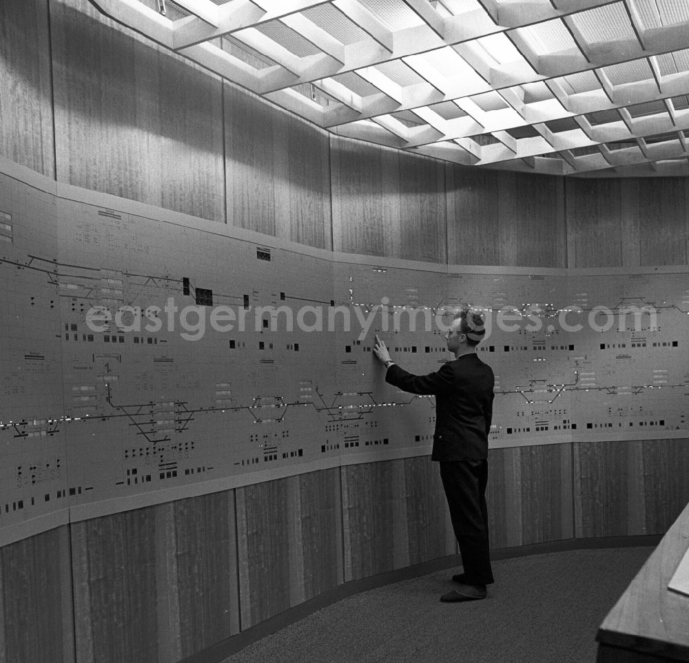 GDR photo archive: Rostock - Betriebszentrale der Deutschen Reichsbahn. Ein Ingenieur nimmt Einstellungen an der großen Schalttafel der Zentrale vor.