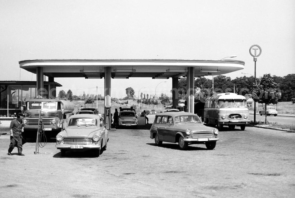 GDR photo archive: Rostock - Reger Verkehr herrscht an einer Minol-Tankstelle nahe Rostock.
