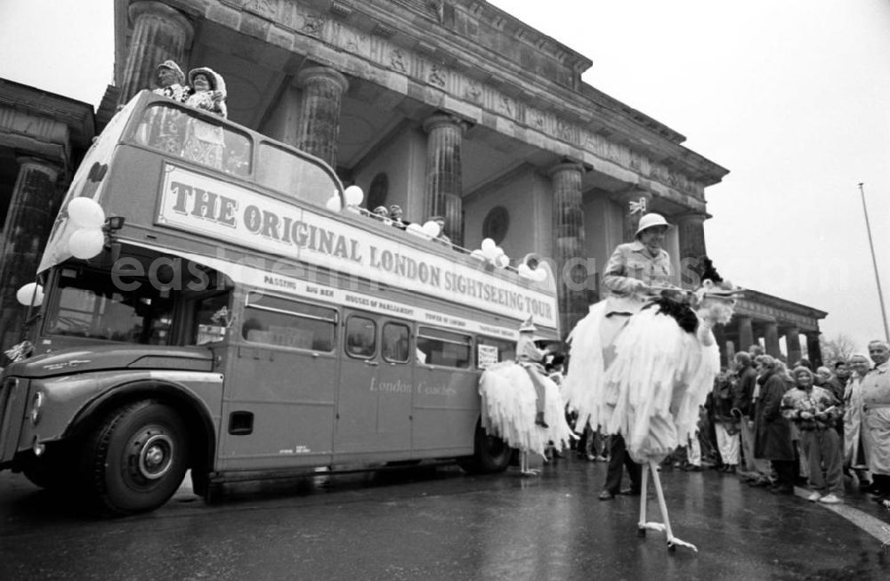 GDR picture archive: Berlin-Mitte - Roter Doppeldecker Bus Routemaster und Akteure auf Stelzen anläßlich zum Besuch der Königin Elisabeth II. (Queen Elisabeth II.) vor dem Brandenburger Tor.