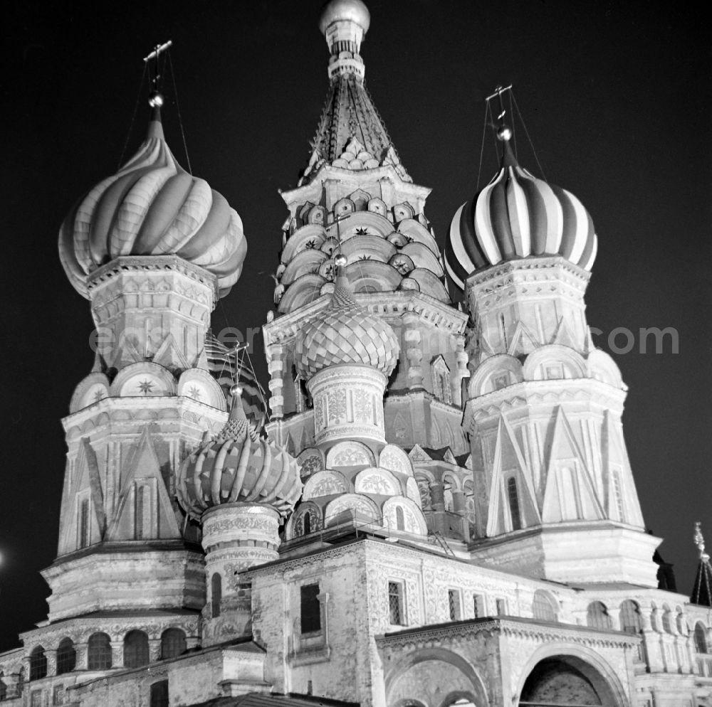 GDR image archive: Moskau - The Red Square at night in the district Tsentralnyy administrativnyy okrug in Moscow in Russia