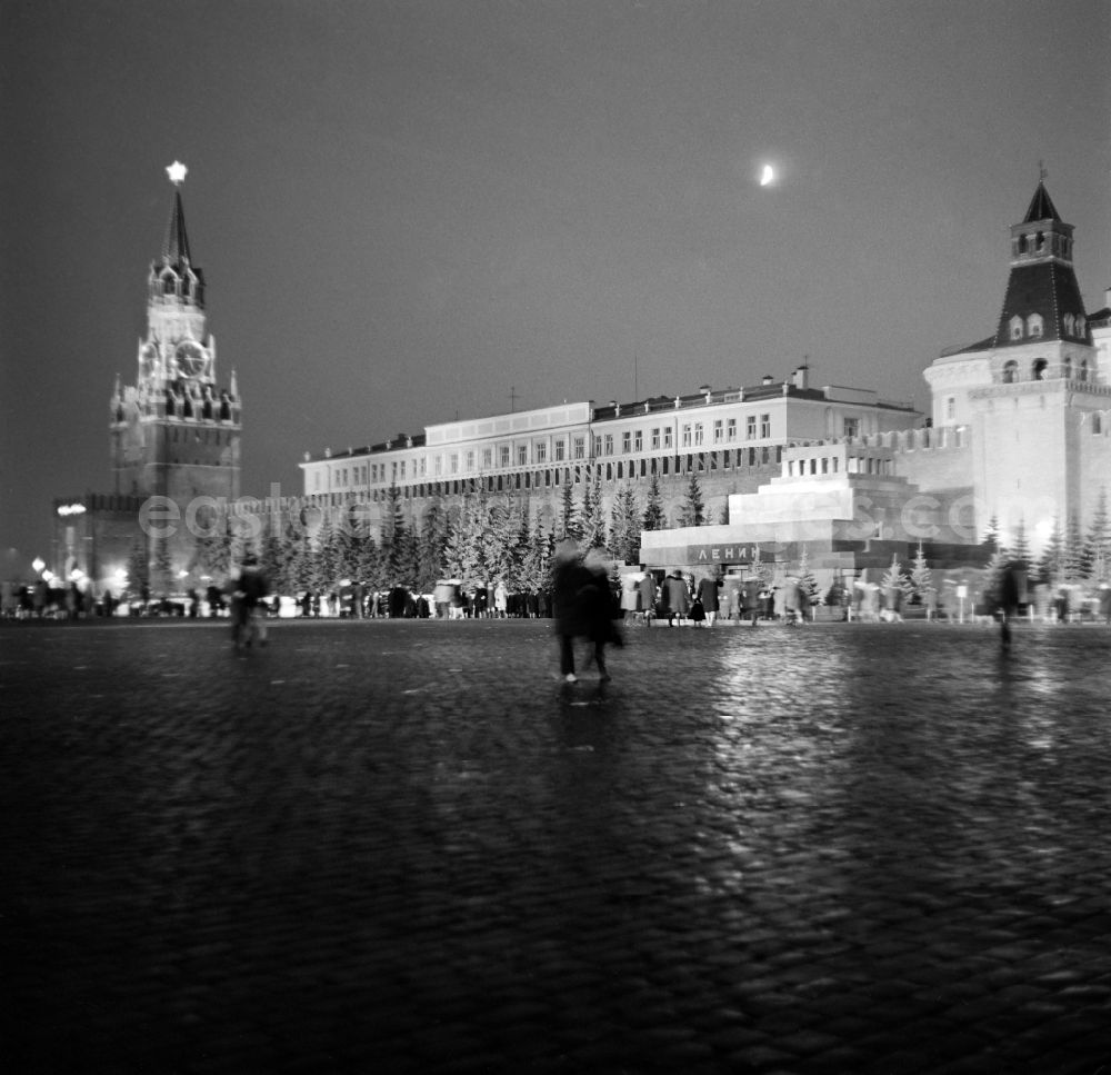 GDR photo archive: Moskau - The Red Square at night in the district Tsentralnyy administrativnyy okrug in Moscow in Russia