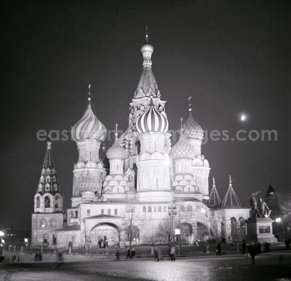 GDR picture archive: Moskau - The Red Square at night in the district Tsentralnyy administrativnyy okrug in Moscow in Russia