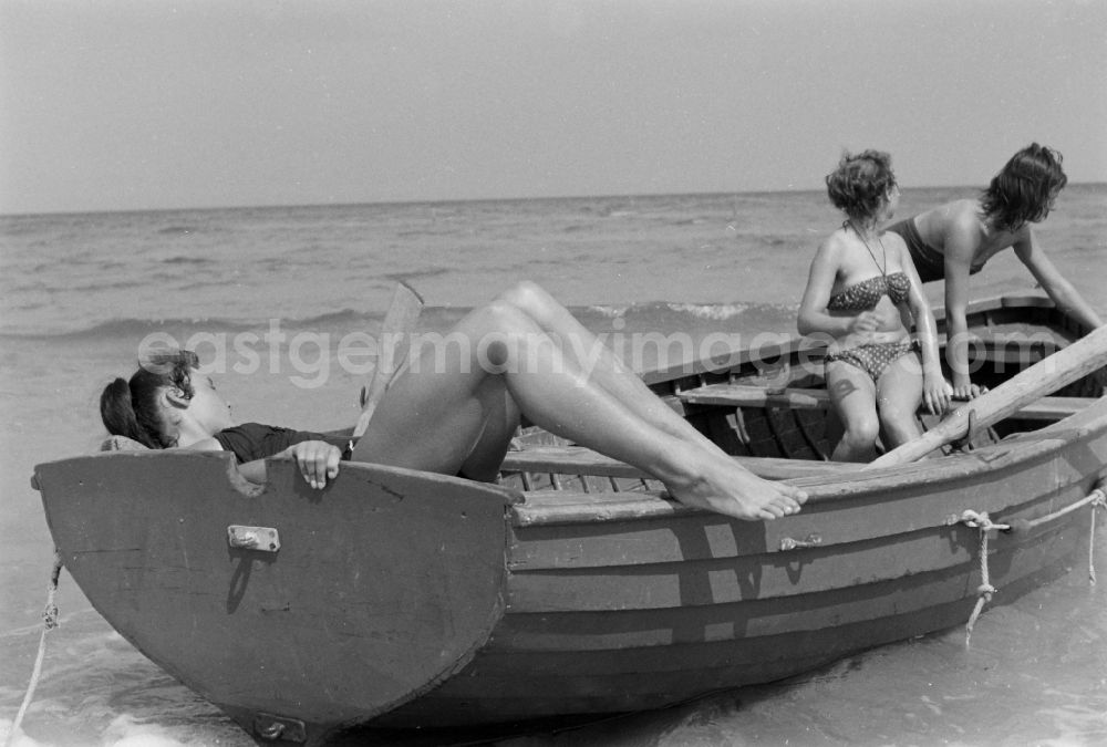 GDR picture archive: Prerow - Rowboat in motion with young girls on the Baltic Sea in Prerow in the state Mecklenburg-Western Pomerania on the territory of the former GDR, German Democratic Republic