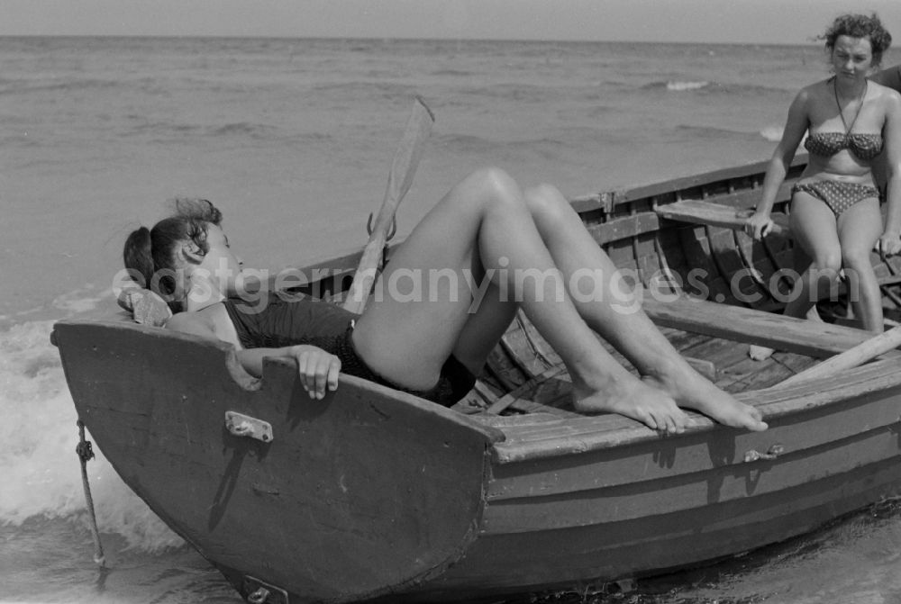 Prerow: Rowboat in motion with young girls on the Baltic Sea in Prerow in the state Mecklenburg-Western Pomerania on the territory of the former GDR, German Democratic Republic