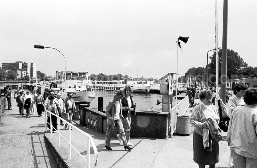 GDR picture archive: Berlin-Treptow - Ruderboot und Wassertreterverleih Treptower Park und Weiße Flotte Hafen 09.