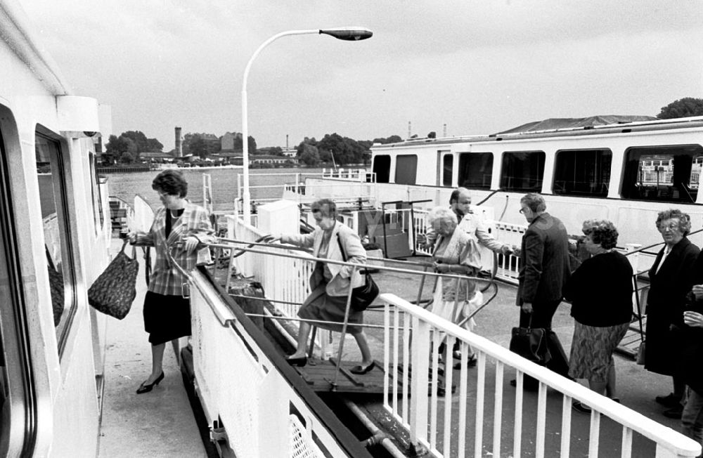 GDR image archive: Berlin-Treptow - Ruderboot und Wassertreterverleih Treptower Park und Weiße Flotte Hafen 09.