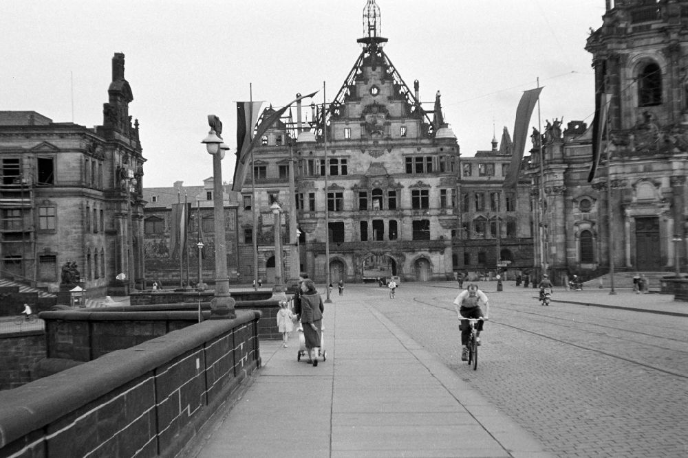 GDR image archive: Dresden - Ruins of the rest of the facade and roof structuredes Dresdner Schloss on bridge Augustusbruecke in the district Altstadt in Dresden, Saxony on the territory of the former GDR, German Democratic Republic