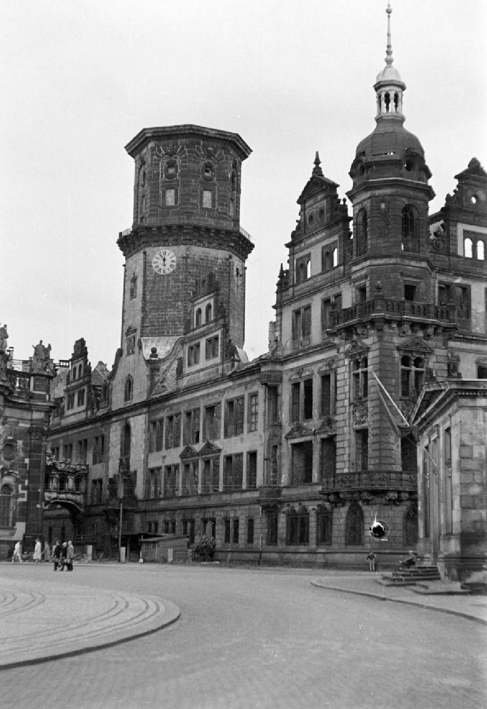 GDR photo archive: Dresden - Ruins of the rest of the facade and roof structuredes Dresdner Schloss on bridge Augustusbruecke in the district Altstadt in Dresden, Saxony on the territory of the former GDR, German Democratic Republic
