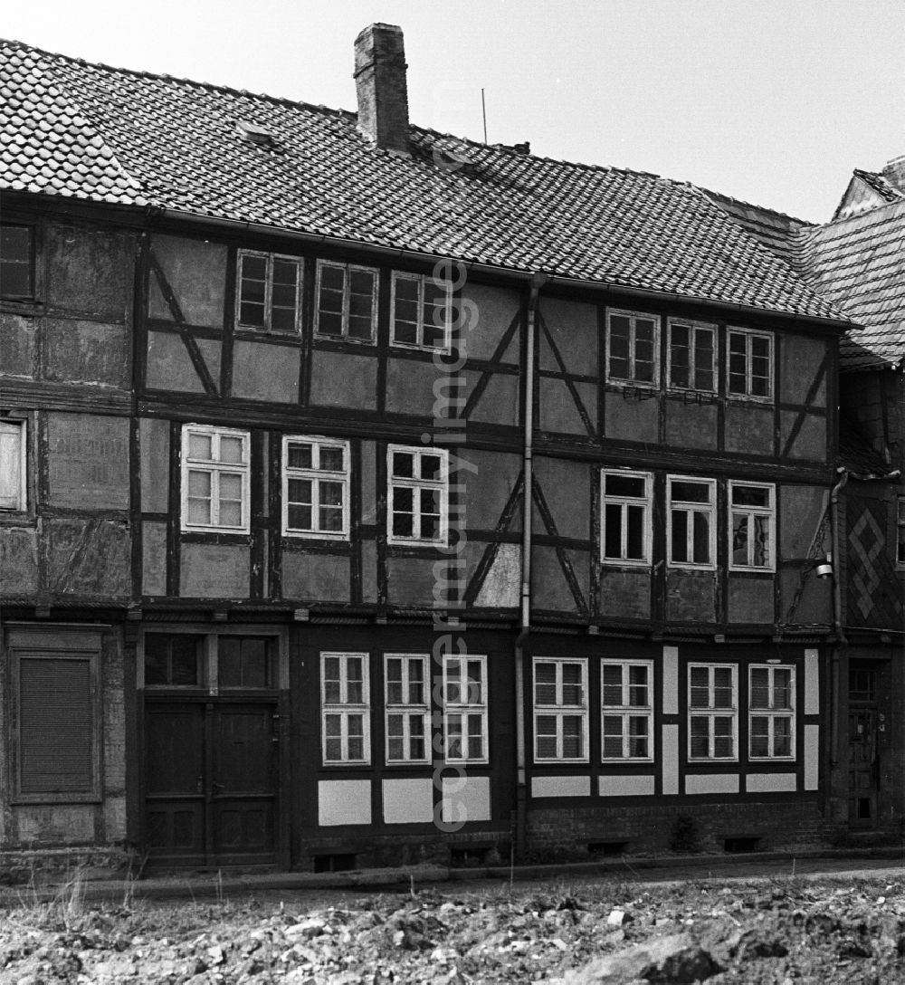 GDR image archive: Halberstadt - Rubble and ruins Rest of the facade and roof structure of the half-timbered house Bakenstrasse - Grauer Hof in Halberstadt in the state Saxony-Anhalt on the territory of the former GDR, German Democratic Republic
