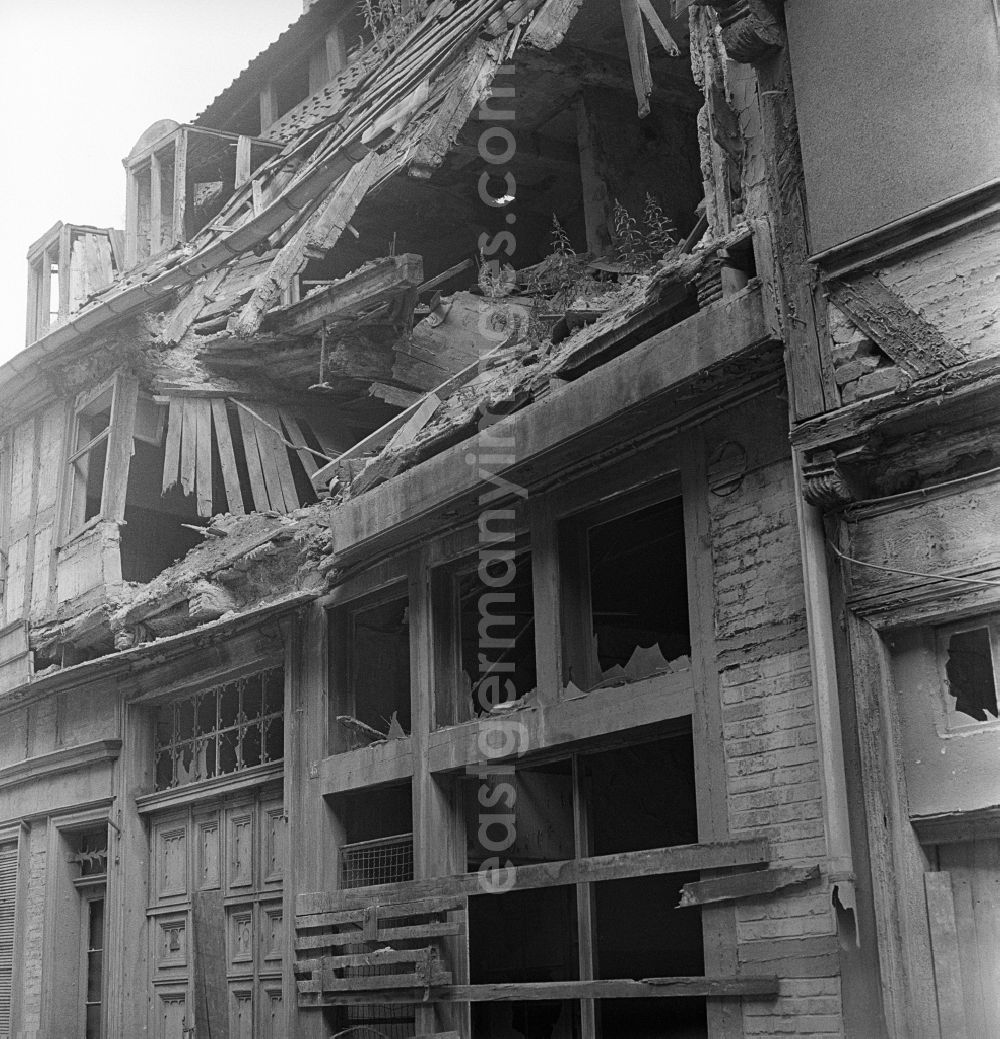 GDR photo archive: Halberstadt - Rubble and ruins Rest of the facade and roof structure of the half-timbered house Dominikanerstrasse - Groeperstrasse in Halberstadt in the state Saxony-Anhalt on the territory of the former GDR, German Democratic Republic