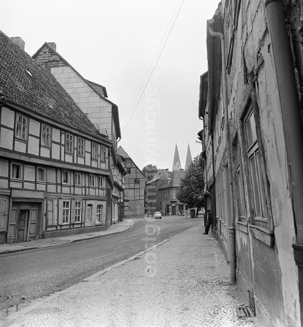GDR picture archive: Halberstadt - Rubble and ruins Rest of the facade and roof structure of the half-timbered house on Bakenstrasse in Halberstadt in the state Saxony-Anhalt on the territory of the former GDR, German Democratic Republic