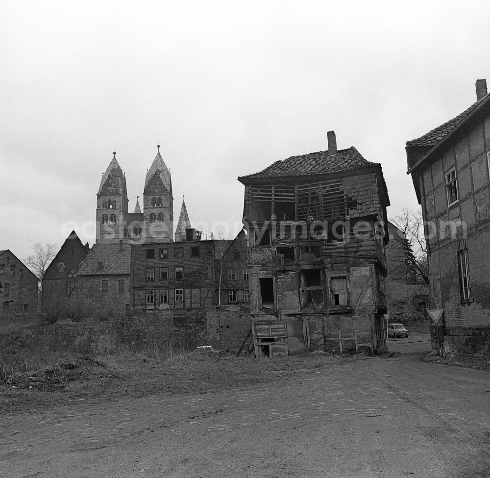 Halberstadt: Rubble and ruins Rest of the facade and roof structure of the half-timbered house Grudenberg - Steinhof in Halberstadt in the state Saxony-Anhalt on the territory of the former GDR, German Democratic Republic