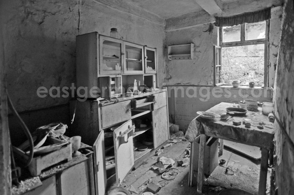 GDR photo archive: Halberstadt - Rubble and ruins Rest of the facade and roof structure of the half-timbered house in Halberstadt, Saxony-Anhalt on the territory of the former GDR, German Democratic Republic