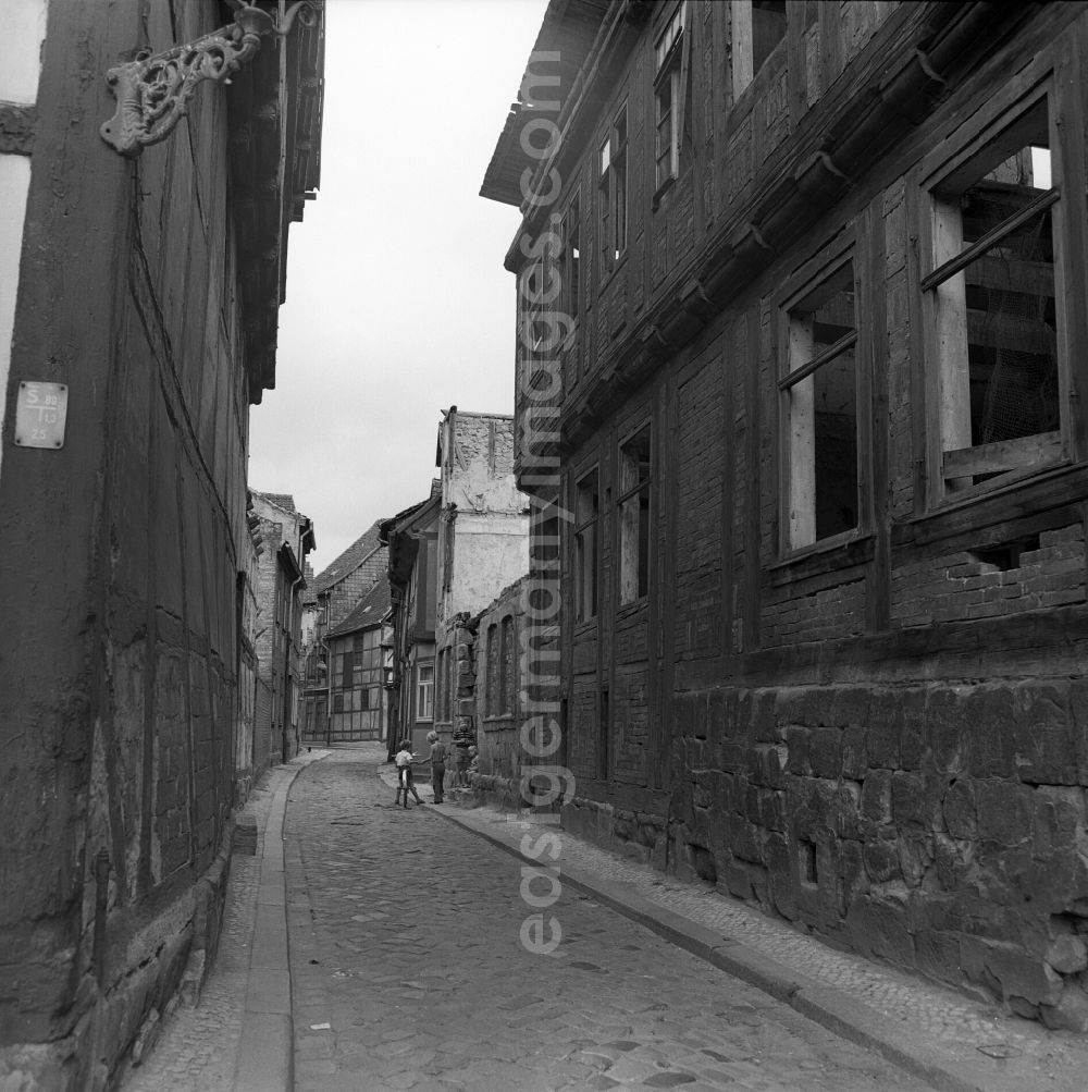 GDR picture archive: Halberstadt - Rubble and ruins Rest of the facade and roof structure of the half-timbered house in the Ochsenkopfstrasse in Halberstadt in the state Saxony-Anhalt on the territory of the former GDR, German Democratic Republic