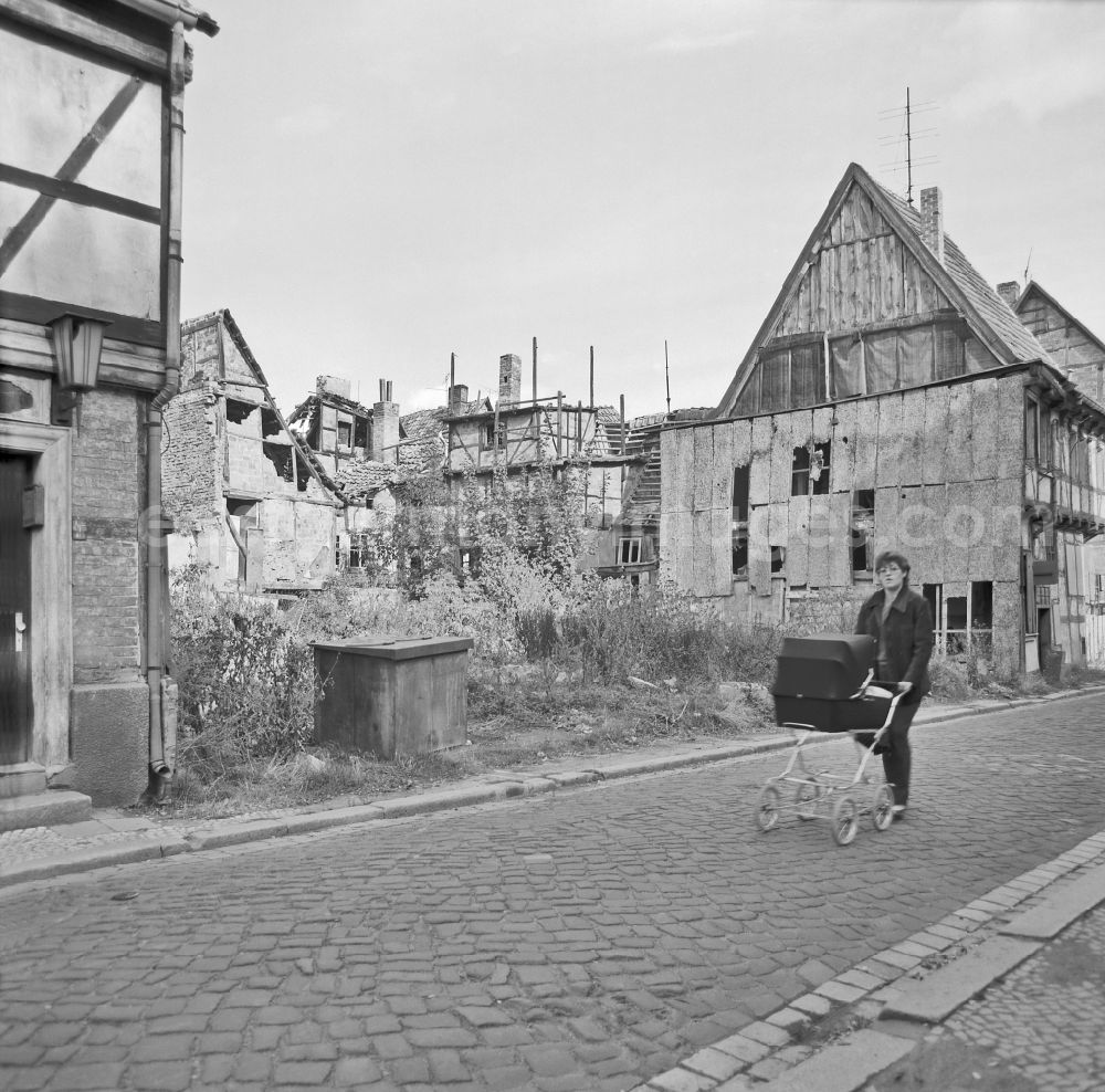 GDR photo archive: Quedlinburg - Rubble and ruins Rest of the facade and roof structure of the half-timbered house in Quedlinburg, Saxony-Anhalt on the territory of the former GDR, German Democratic Republic