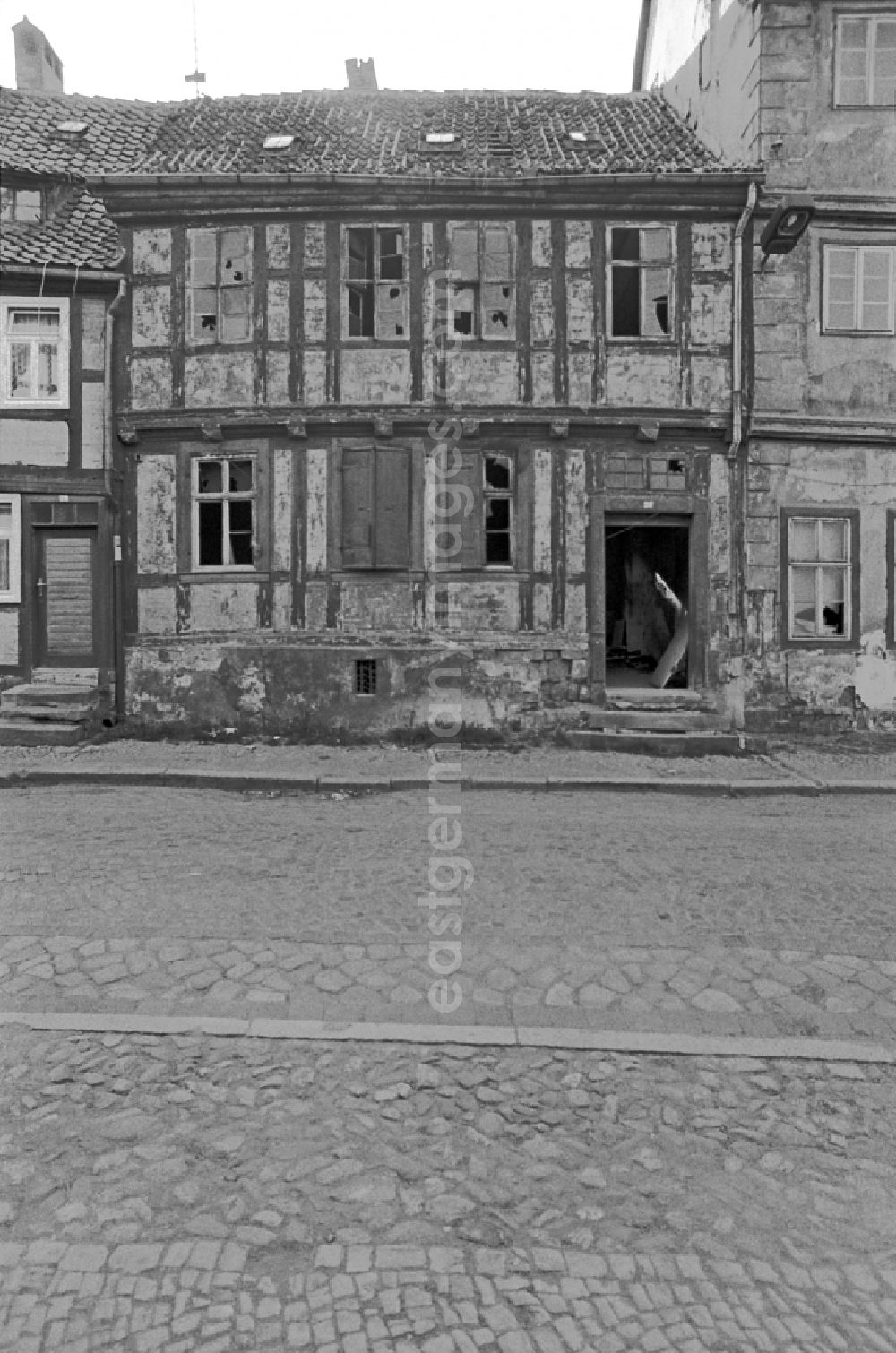Quedlinburg: Rubble and ruins Rest of the facade and roof structure of the half-timbered house in Quedlinburg, Saxony-Anhalt on the territory of the former GDR, German Democratic Republic