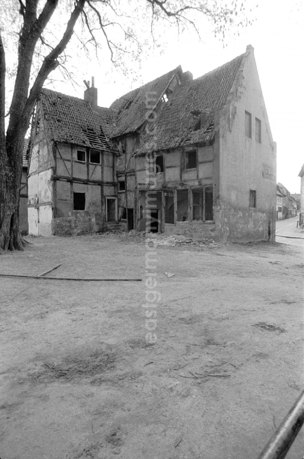GDR photo archive: Quedlinburg - Rubble and ruins Rest of the facade and roof structure of the half-timbered house in the district Altstadt in Quedlinburg, Saxony-Anhalt on the territory of the former GDR, German Democratic Republic