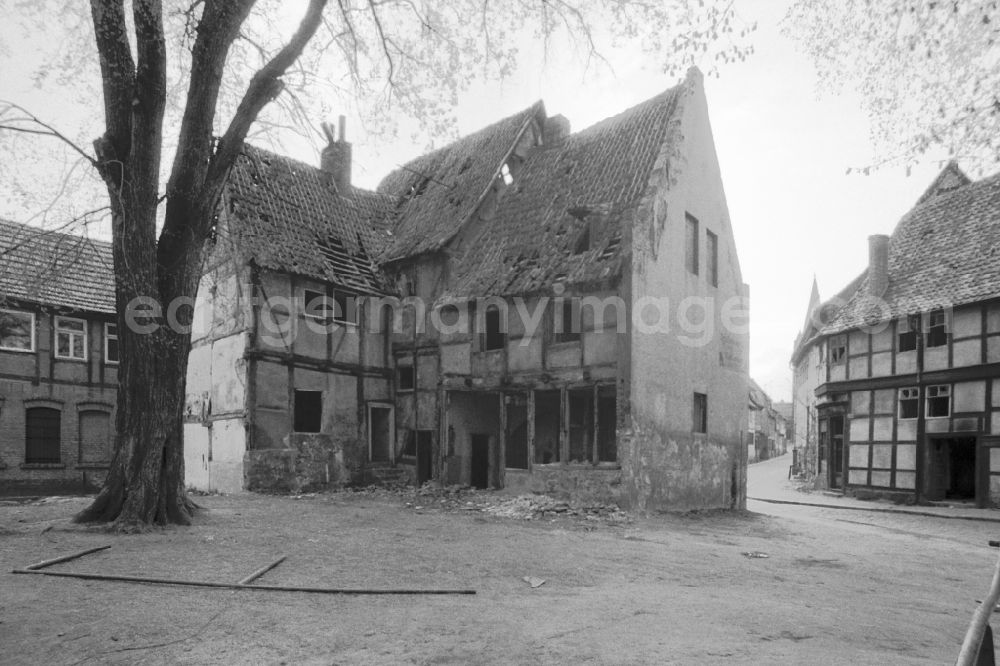 GDR picture archive: Quedlinburg - Rubble and ruins Rest of the facade and roof structure of the half-timbered house in the district Altstadt in Quedlinburg, Saxony-Anhalt on the territory of the former GDR, German Democratic Republic