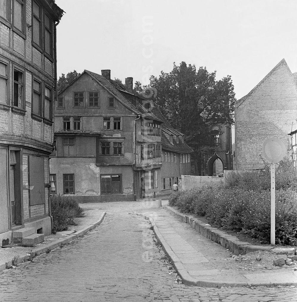 GDR picture archive: Halberstadt - Rubble and ruins Rest of the facade and roof structure of the half-timbered house am Traenketor - Domplatz in Halberstadt in the state Saxony-Anhalt on the territory of the former GDR, German Democratic Republic
