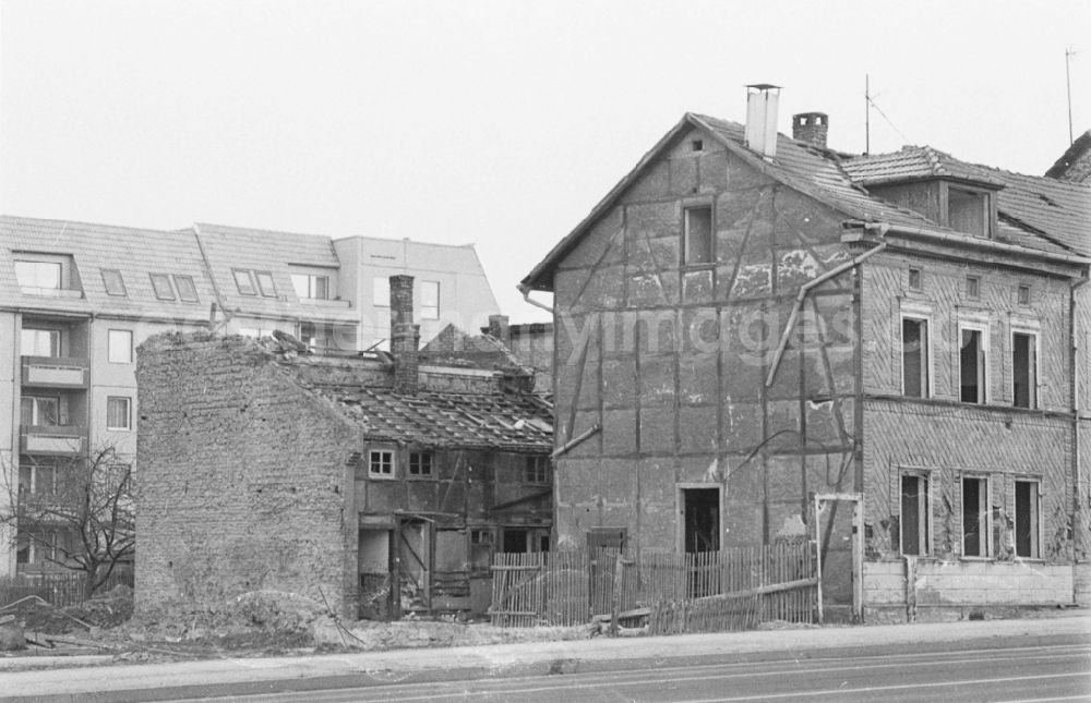 GDR picture archive: Mühlhausen - Ruins of the rest of the facade and roof structure in Muehlhausen, Thuringia