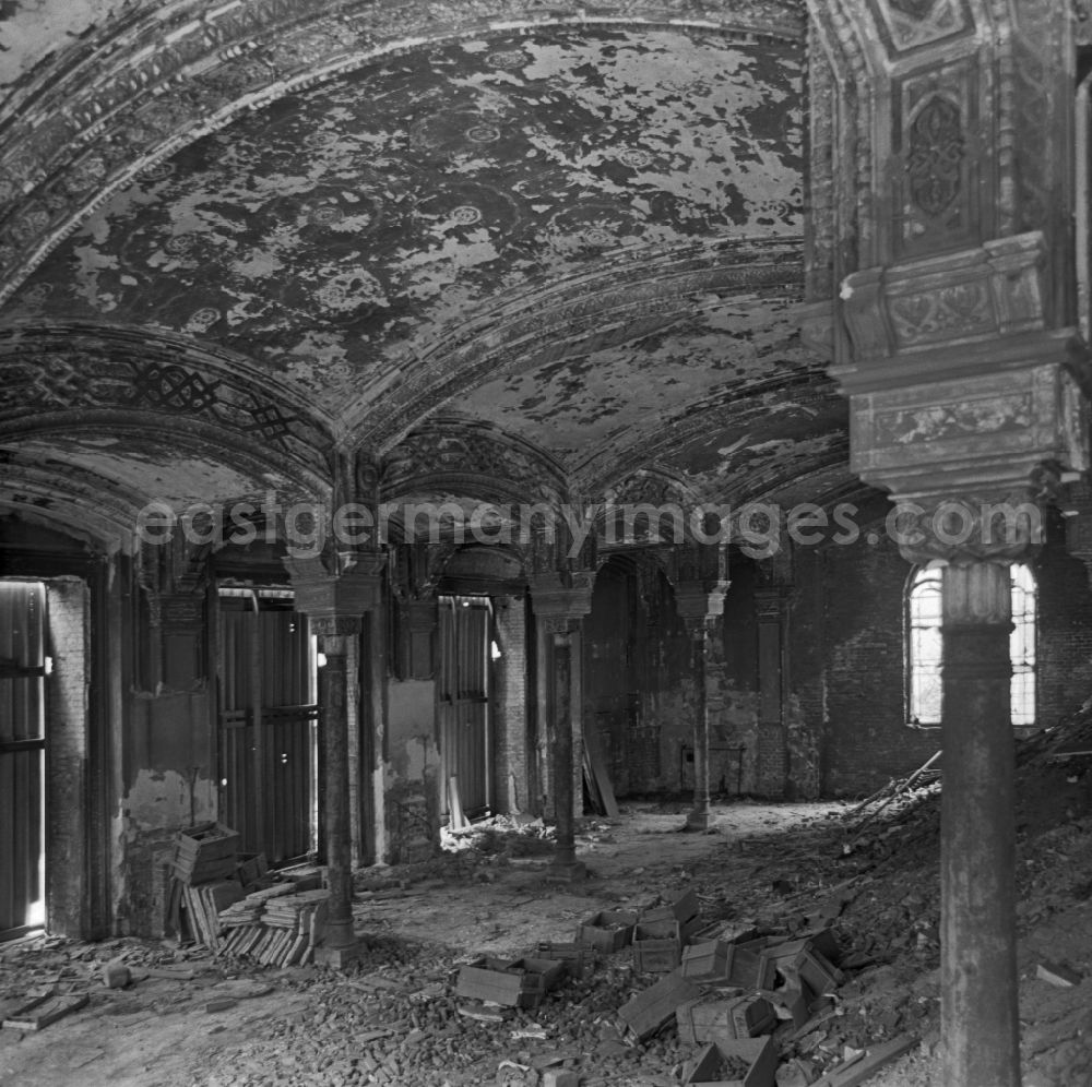GDR image archive: Berlin - Debris and wall remains of the ruins of the synagogue Neue Synagoge Berlin - Centrum Judaicum on street Oranienburger Strasse in the district Mitte in Berlin Eastberlin on the territory of the former GDR, German Democratic Republic