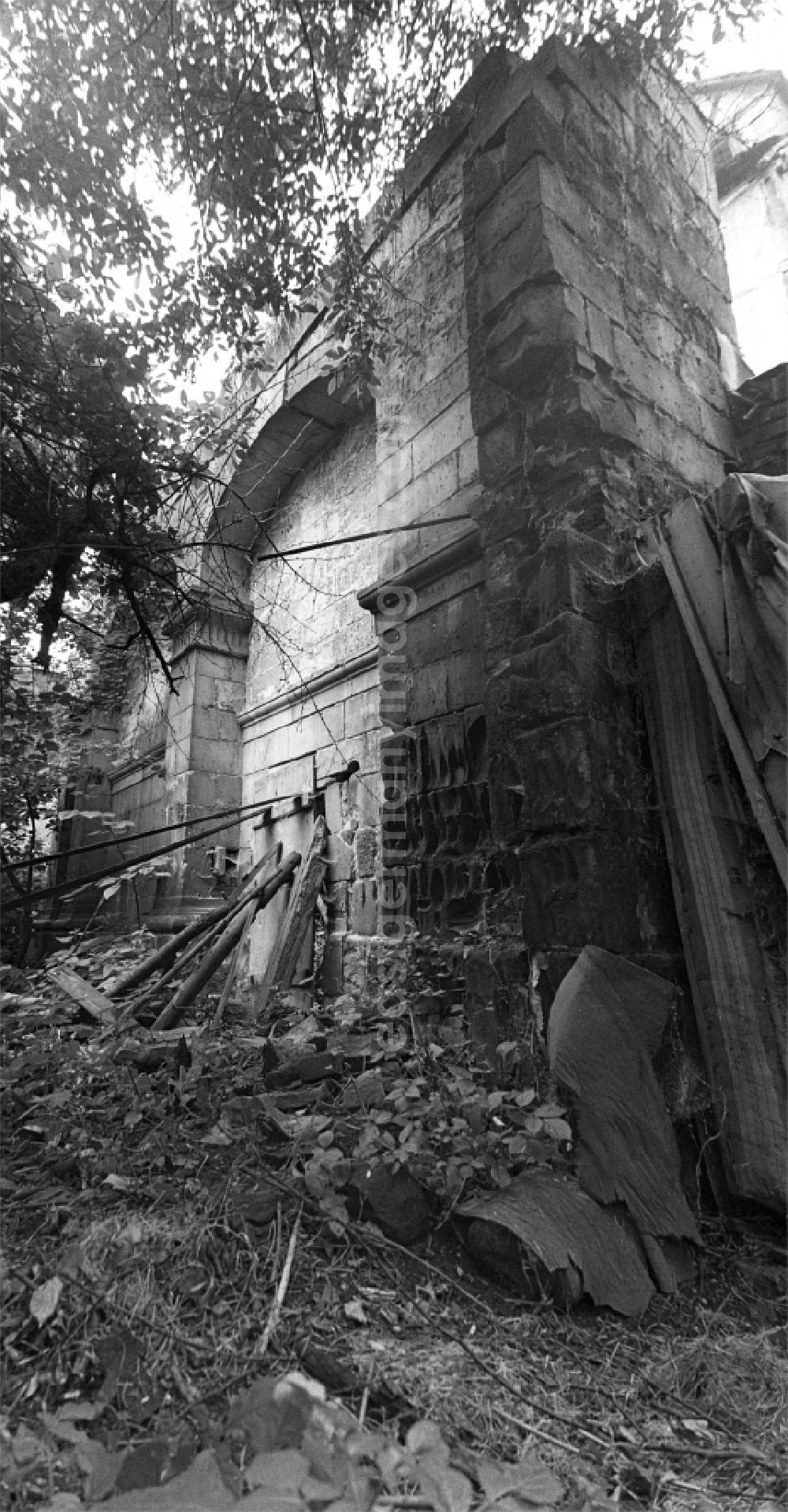 GDR image archive: Halberstadt - Debris and wall remains of the ruins of the synagogue on Bakenstrasse and Judenstrasse in Halberstadt in the state Saxony-Anhalt on the territory of the former GDR, German Democratic Republic