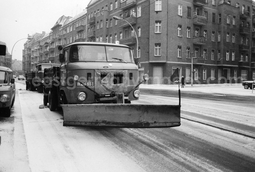 GDR image archive: Berlin - A removing vehicle / snowy racketeer in use application on the streets in Berlin, the former capital of the GDR, German democratic republic