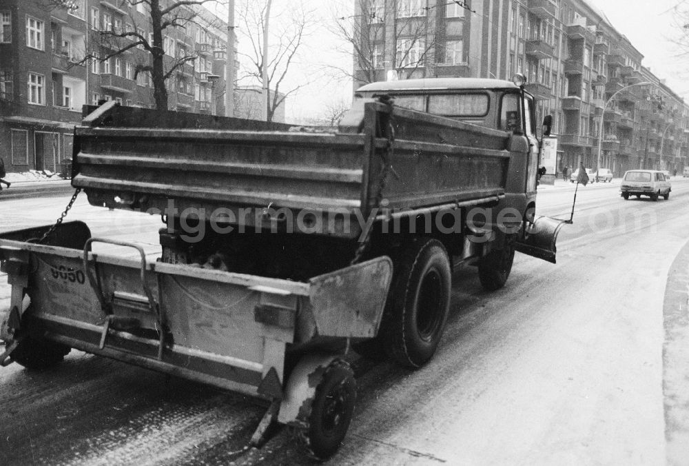 GDR photo archive: Berlin - A removing vehicle / snowy racketeer in use application on the streets in Berlin, the former capital of the GDR, German democratic republic