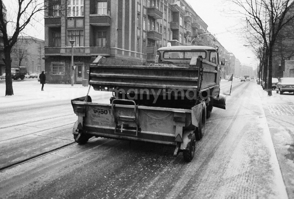 GDR picture archive: Berlin - A removing vehicle / snowy racketeer in use application on the streets in Berlin, the former capital of the GDR, German democratic republic