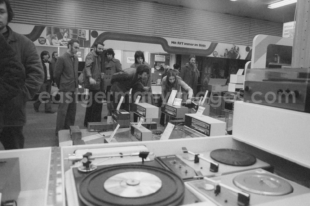 Berlin: Customers in the broadcasting and radio department at the Centrum department store at Alexanderplatz in Berlin, the former capital of the GDR, the German Democratic Republic