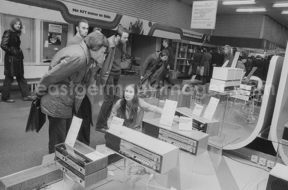 GDR image archive: Berlin - Customers in the broadcasting and radio department at the Centrum department store at Alexanderplatz in Berlin, the former capital of the GDR, the German Democratic Republic