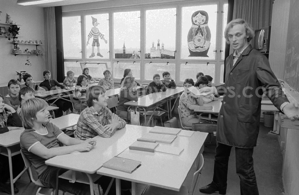 GDR photo archive: Berlin - In Russian lessons in the 7th class in Berlin, the former capital of the GDR, German democratic republic